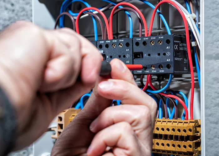 Tecnico di Elettrotecnica Finoli fa manutenzione a impianto elettrico Mantova