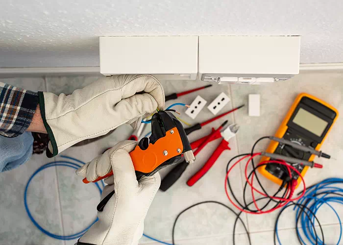 Tecnico fa una realizzazione di un impianto elettrico su misura Verona